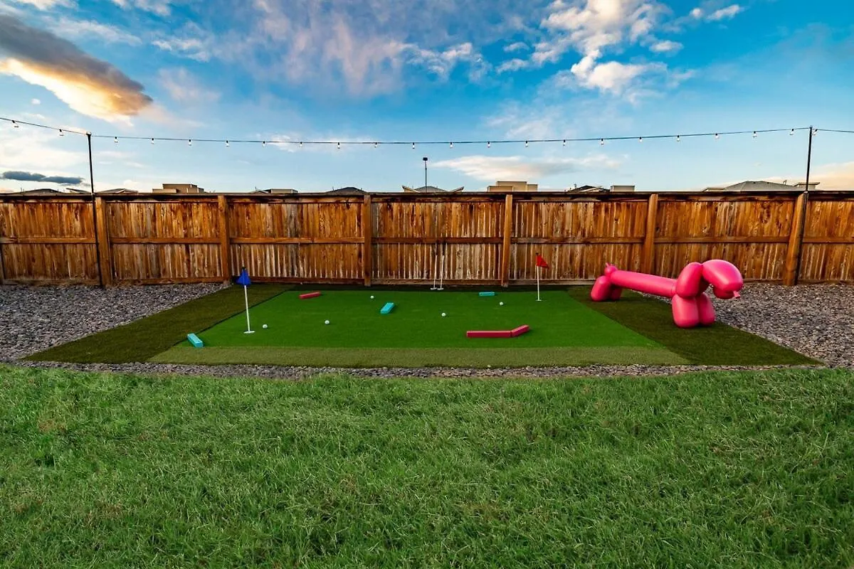 Holiday home Near Airport, Game Room, Mini Golf, Cowboy Pool, Smart Tvs & Air Purifiers