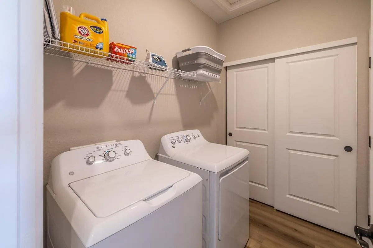 Holiday home Near Airport, Game Room, Mini Golf, Cowboy Pool, Smart Tvs & Air Purifiers