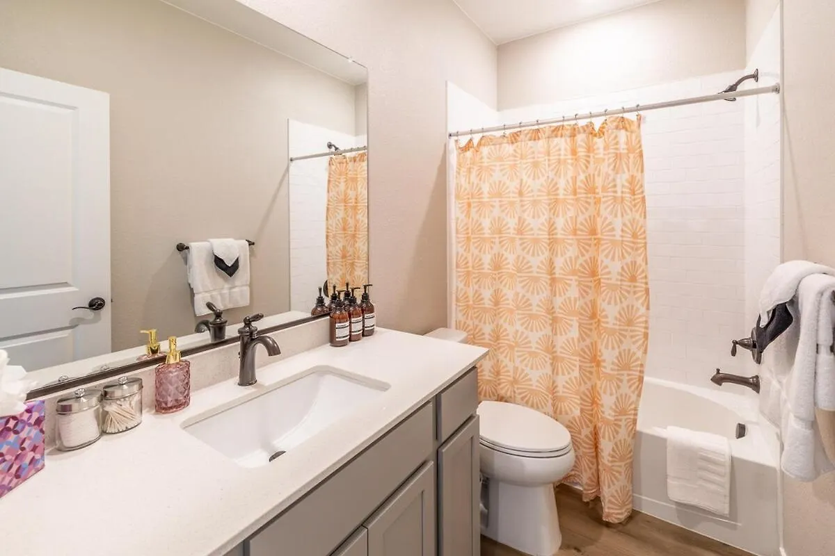 Near Airport, Game Room, Mini Golf, Cowboy Pool, Smart Tvs & Air Purifiers Holiday home