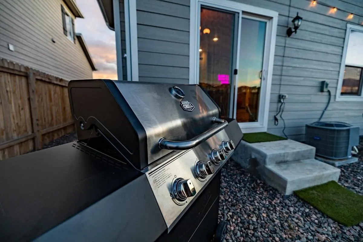 Near Airport, Game Room, Mini Golf, Cowboy Pool, Smart Tvs & Air Purifiers Holiday home Commerce City