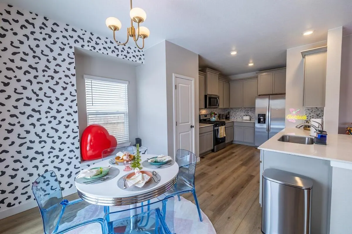 Near Airport, Game Room, Mini Golf, Cowboy Pool, Smart Tvs & Air Purifiers Holiday home Commerce City