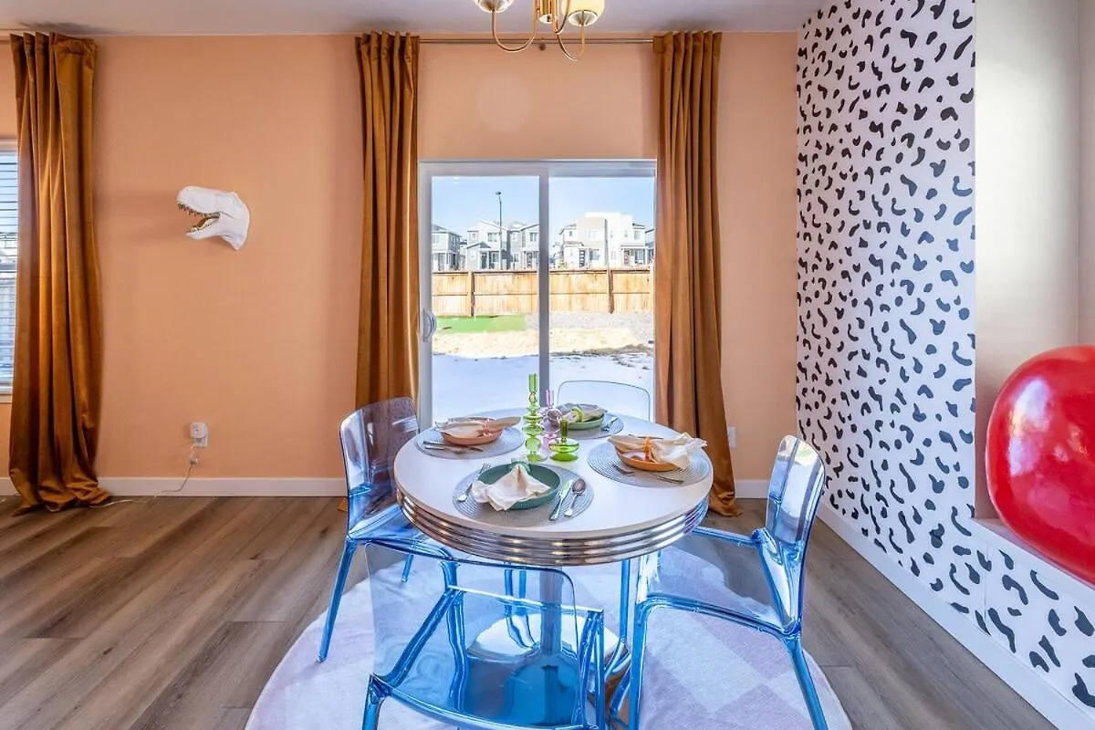 Near Airport, Game Room, Mini Golf, Cowboy Pool, Smart Tvs & Air Purifiers Holiday home